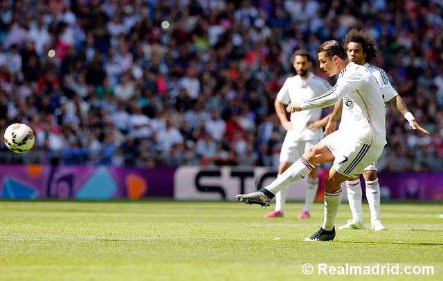 리그 50골 기다려! 호날두가 11일 에이바르전에서 1년 만에 프리킥골을 뽑아내며 팀 3-0 승리를 이끌었다. / 레알 마드리드 페이스북 캡처