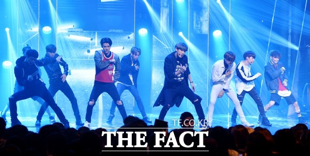 컬투쇼 출연한 엑소. 그룹 엑소(EXO)가 지난 2일 오후 서울 마포구 상암동 CJ E&M 센터에서 열린 Mnet 엠카운트다운 생방송에 참석해 화려한 무대를 펼치고 있다. /김슬기 기자