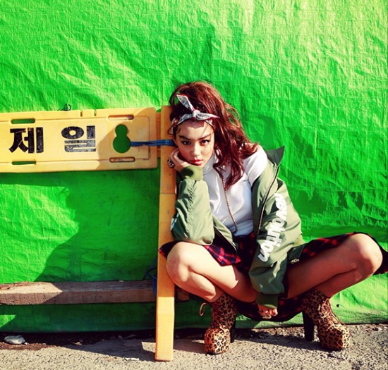 오늘은 모델 김희정. 배우 김희정이 화보 촬영 현장에서 파격적인 포즈를 취하며 카메라를 바라보고 있다. /김희정 인스타그램