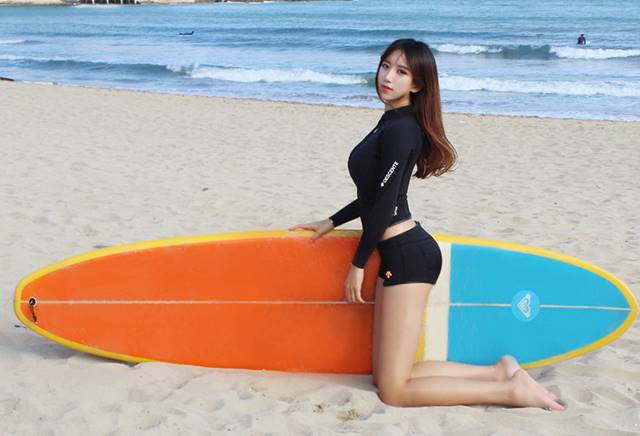 예정화, 환상적인 보디라인. 예정화가 서핑하는 사진을 올려 눈길을 끌고 있다. / 예정화 블로그