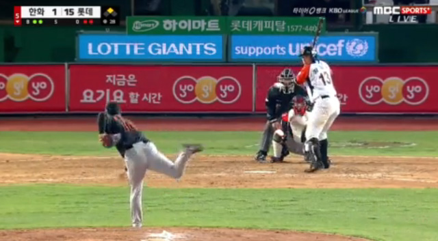 이동걸의 투구, 다시 보니… 이동걸의 공이 황재균의 몸에 맞으면서 벤치클리어링이 발생했다. /MBC스포츠+ 영상 갈무리