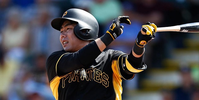 시즌 1호 안타! 강정호가 13일 밀워키전에서 시즌 1호 안타를 기록하며 팀의 10-2 대승에 힘을 보탰다. / 피츠버그 페이스북