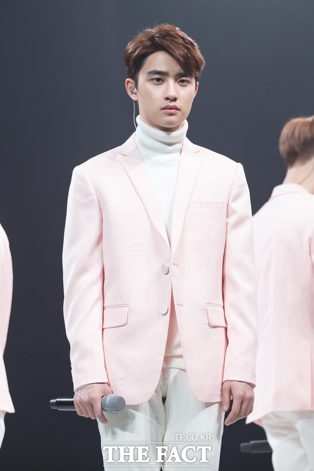 컬투쇼 출연한 엑소 디오. 그룹 엑소가 지난 2일 오후 서울 마포구 상암동 CJ E&M 센터에서 열린 Mnet 엠카운트다운 사전녹화에 참석해 화려한 무대를 펼치고 있다. /CJ E&M 제공