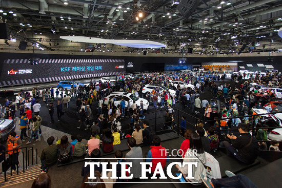 2015 서울모터쇼 성료 2015 서울모터쇼조직위원회는 지난 3일부터 12일까지 열흘간 일산 킨텍스에서 열린 2015 서울모터쇼에 총 61만5000명의 관람객이 방문했다고 12일 밝혔다. / 서울모터쇼조직위원회 제공