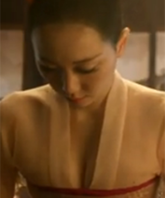 영화 간신, 1만 미녀를 왕에게 바치다. 영화 간신에 대한 누리꾼들의 관심이 높다. 간신은 미녀로 왕을 쥐락펴락한 간신의 시대를 다뤘다./간신 예고 영상 캡처