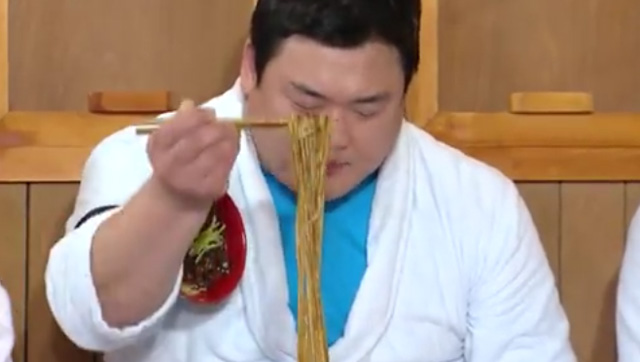 프로 야구중계와 블랙데이의 환상 조합. 프로야구 중계 시청자들은 저녁으로 블랙데이 짜장면을 선택하는 분위기다. 프로야구 중계를 보면서 블랙데이 짜장면을 먹는 것이다./KBS 해피투게더 방송 캡처