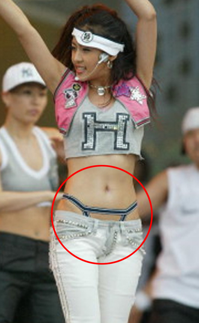 하지원 팬티 노출! 하지원의 팬티 노출 사진에 누리꾼들의 시선이 고정됐다. 하지원은 끈으로 구성된 팬티를 입고 있었다./온라인 커뮤니티 캡처