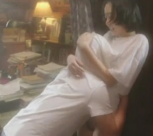 김고은. 김고은의 정사 신이 재조명 받고 있다. 김고은은 영화 은교에 출연해 강렬한 이미지를 보여 줬다. / 영화 은교 캡처