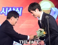 [TF포토] 이성구 페어플레이상을 수상한 KT 오용준