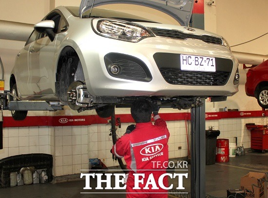 현대·기아차 칠레 홍수 피해 지역 지원할 것 현대·기아차는 지난달 홍수로 큰 피해를 입은 칠레 북부 아타카마 주의 코피아포시에서 17일까지 특별 정비 서비스를 시행하고 이재민들에게 기초 생필품을 전달하는 등 현지 피해복구를 위한 지원활동을 진행한다고 15일 밝혔다. / 현대자동차 제공