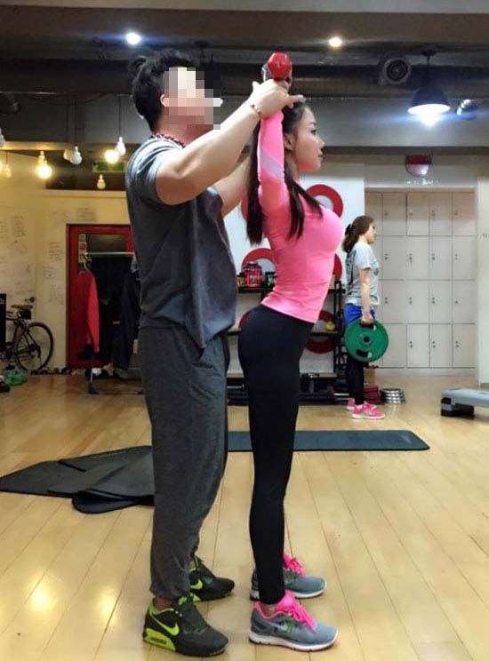 낸시랭, SNS에 PT교육 사진 올려 낸시랭(오른쪽)은 15일 SNS에 PT교육 받는 사진을 올렸다./낸시랭 페이스북