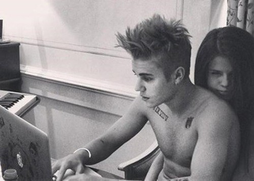 저스틴 비버, 마일리 사이러스-셀레나 고메즈 간의 진실은? 친한 친구 사이였던 마일리 사이러스(22)와 셀레나 고메즈(22)가 저스틴 비버(21)의 아이를 동시에 임신했었다는 증언이 나왔다. / 저스틴 비버 인스타그램