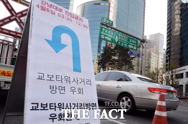 지난해 3월 30일부터 4월 14일까지 16일 동안 진행된 어벤져스: 에이지 오브 울트론의 국내 촬영. 어벤져스: 에이지 오브 울트론촬영 당시 국내 시민들과 관공서의 적극적인 지지가 뒷받침됐지만, 도로 통제 및 주변상권 침해로 불편을 겪어야 했다./더팩트DB