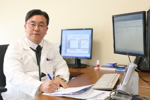 대사증후군이란? 대사증후군이란 무엇인지에 대해 누리꾼들의 관심이 높다. 가톨릭 서울성모병원 윤호중 교수는 대사증후군 환자의 혈액 안에 칼슘-인 농도가 높으면 관상동맥질환에 걸릴 위험이 높다는 연구결과를 발표해 눈길을 끈 바 있다./서울성모병원 제공