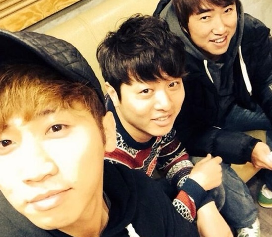 옹달샘 멤버 유세윤(왼쪽부터) 유상무 장동민. 세 사람은 지난해 팟캐스트 옹달샘과 꿈꾸는 라디오를 통해 팬들과 자유롭게 소통했다./옹달샘과 꿈꾸는 라디오 이미지 캡처