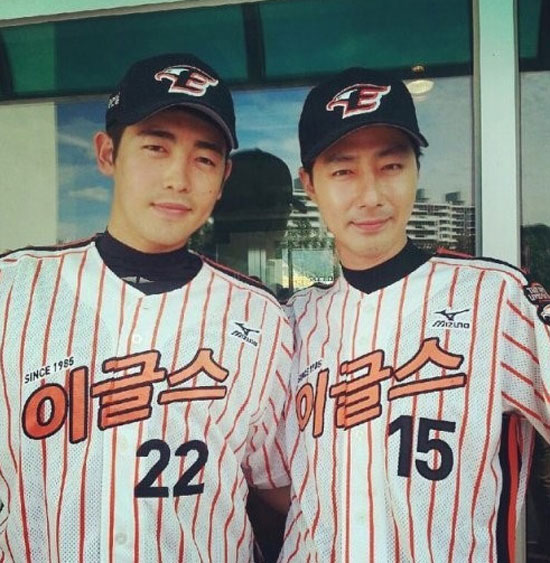 이태양 조인성 훈남 포즈! 이태양(왼쪽)이 배우 조인성과 함께 찍은 사진이 큰 관심을 모은다. /온라인 커뮤니티 캡처