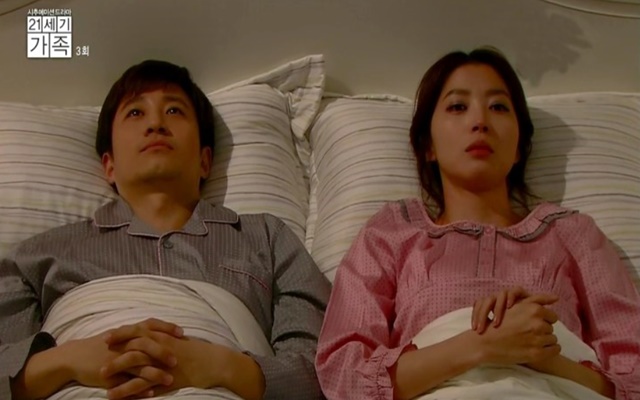 라디오스타 이훈, 섹스리스 남편도 연기했었어? 라디오스타 이훈(왼쪽)은 지난 2012년 방송된 tvN 21세기 가족에서 섹스리스 남편으로 출연했다./ tvN 21세기 가족 방송 화면 캡처