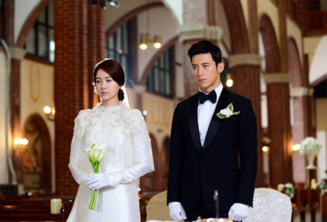 고수 아내는 얼짱 출신! 고수가 17일 인기 검색어에 등장해 네티즌들의 관심을 받고 있다. 고수 아내의 스펙과 외모도 눈길을 끌고 있다. / SBS 황금의 제국 홈페이지 캡처