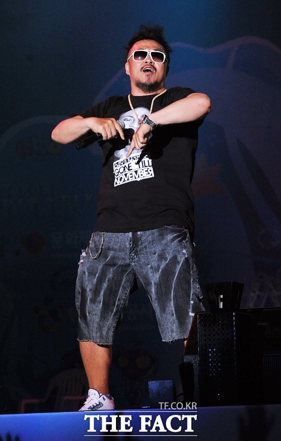 데프콘, 갱스터로 귀환! 데프콘이 새 앨범에서 거친 매력을 발산하며 주목 받고 있다. /더팩트 DB