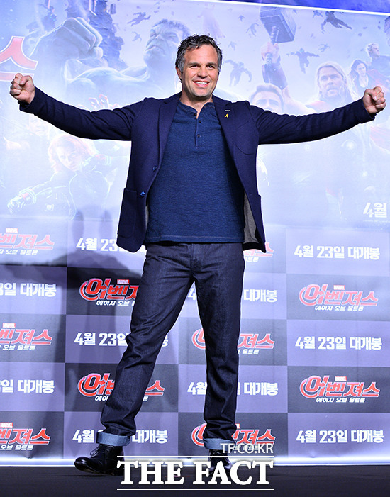 헐크 포즈 할리우드 배우 마크 러팔로가 17일 오전 서울 영등포구 여의도 콘래드호텔에서 열린 어벤져스:에이지 오브 울트론 내한 기자회견에 참석해 포즈를 취하고 있다./김슬기 기자