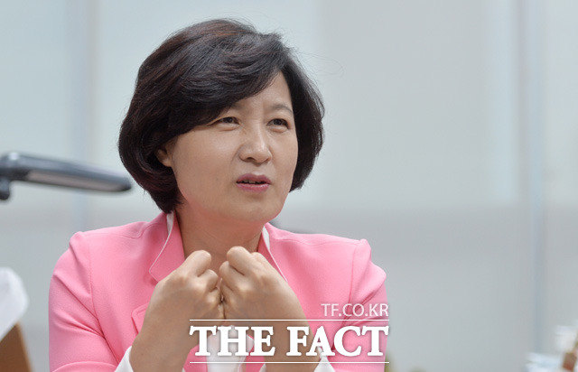 조선일보 보도, 명예훼손입니다 추미애 새정치민주연합 최고위원은 17일 보도 자료를 내고 이른바 성완종 장부 연루 의혹과 관련해 명예훼손이기에 모든 법적인 조치를 취할 것이라고 밝혔다./더팩트DB