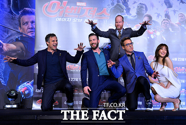 한국, 반가워요! 할리우드 배우 마크 러팔로,크리스 에반스, 조스 웨던 감독, 로버트 다우니 주니어, 수현(왼쪽부터)이 17일 오전 서울 영등포구 여의도 콘래드호텔에서 열린 어벤져스:에이지 오브 울트론 내한 기자회견에 참석해 포즈를 취하고 있다./김슬기 기자