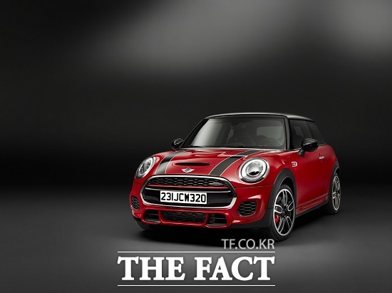 MINI는  제16회 상하이 모터쇼에서 강력한 엔진 성능을 갖춘 고성능 모델 뉴 MINI 존 쿠퍼 웍스(JCW)도 전시한다.
