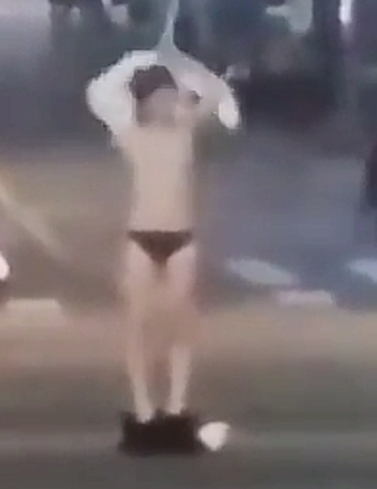 유튜브, 강남대로에서 나체로 변신! 유튜브에는 실생활에서 흔히 접할 수 없는 일들이 담긴 영상이 자주 올라온다. 최근 유튜브에는 강남 대로에서 옷을 벗는 한 여성의 영상이 올라왔다. / 유튜브 영상 캡처