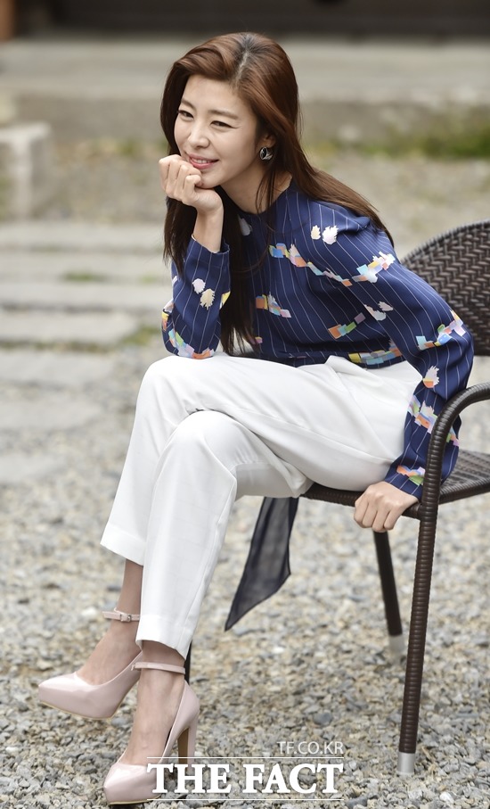 컨디션이 좋지 않은 상황에도 밝은 미소로 인사를 건네는 김규리. 그는 인터뷰 내내 자신이 추은주를 연기했다는 사실이 여전히 믿기지 않는다고 기쁜 마음을 표현했다./최진석 기자