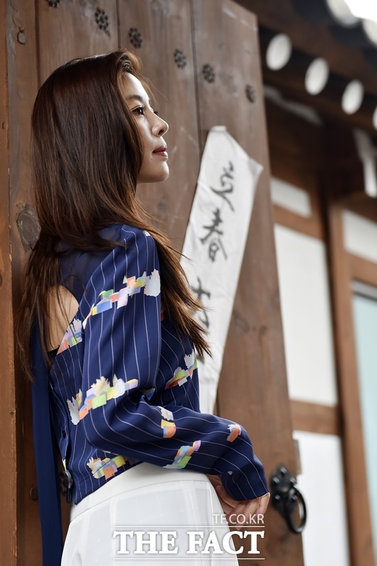 화장에 함께 출연한 선배들 덕에 현장에서 많은 것을 배웠다는 김규리. 그는 화장에 캐스팅된 비하인드 스토리로 부산국제영화제 개막식 축하공연을 회상했다./최진석 기자