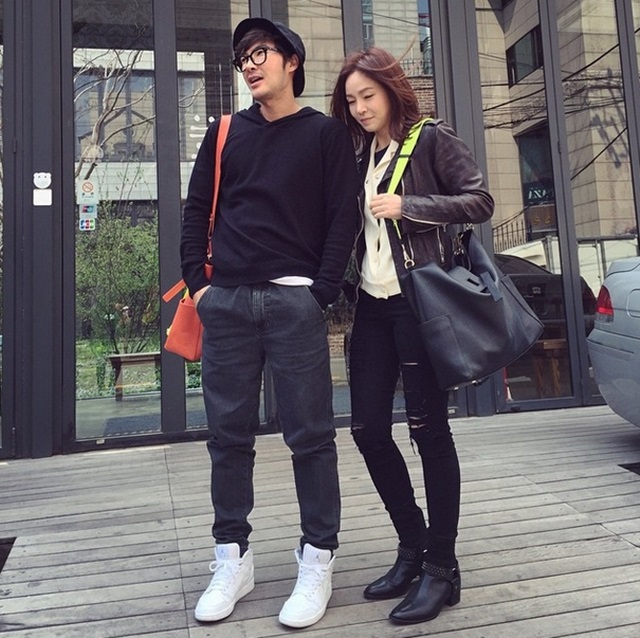 왁스, 나이는? 왁스(오른쪽)가 스타일리스트 김우리와 함께 서 있다. /왁스 인스타그램