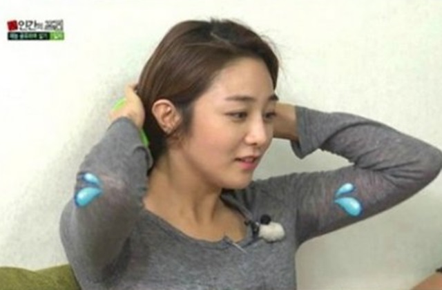 정다은, 겨드랑이 땀 굴욕 정다은 아나운서의 겨드랑이 땀 굴욕 장면이 다시금 누리꾼들의 눈길을 끌고 있다. /KBS2 방송 영상 갈무리