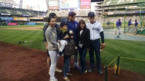 지난 17일(현지시간) 시애틀 마리너스와 텍사스 레인저스 경기에 앞서 시구를 마친 김덕용 KMW 회장이 추신수와 함께 기념촬영을 하고 있다. /KMW 제공