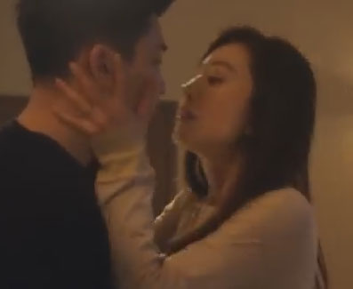 김희애, 과감한 돌진! 김희애의 키스 장면이 다시 관심을 모으고 있다. 김희애는 지난해 JTBC 밀회에서 유아인과 사랑에 빠지는 연기를 펼쳤다./ JTBC 밀회 영상 캡처