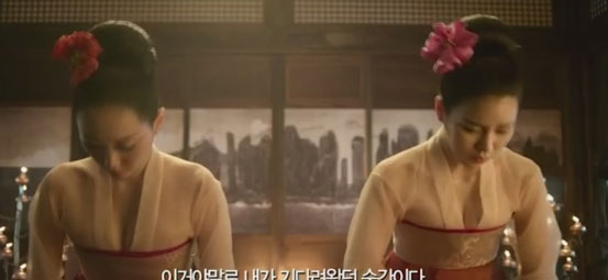 이유영 살 맞대면 따뜻해 이유영(왼쪽)이 영화 촬영장에서 생긴 에피소드를 공개했다. 이유영은 영화 간신에 출연했다./ 영화 간신 예고 영상 캡처
