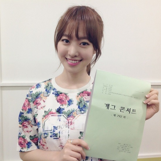 진세연, 개콘 대본 들고 환한 미소 진세연이 19일 방송된 개그콘서트에 출연해 활약을 펼쳤다. /진세연 인스타그램