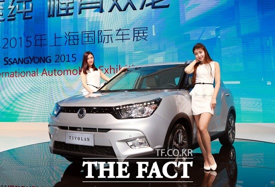 쌍용차, 상하이서 티볼리 출시 중국 소형 SUV 시장 공략 시동 쌍용자동차가 2015 상하이 모터쇼에서 티볼리를  공개, 폭발적인 성장세를 이어가고 있는 현지 소형 SUV 시장 공략을 본격화한다고 21일 밝혔다.