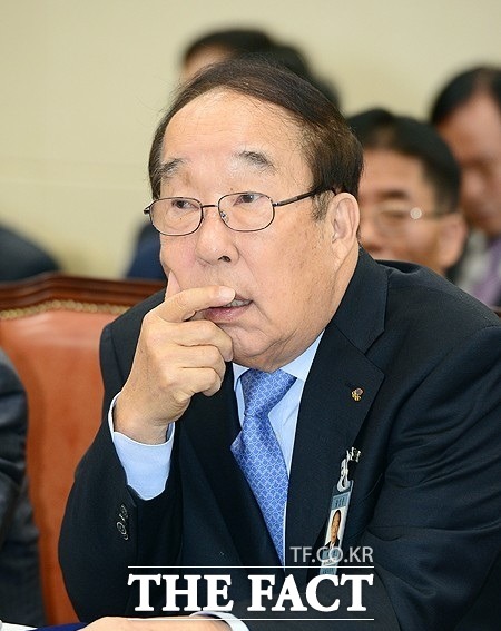 목 치겠다 막말 논란 박용성, 모든 직책 내려놓는다 중앙대 재단 이사장 겸 두산중공업 회장이 최근 중앙대학교 학과제 전면 폐지 과정에서 벌어진 논란과 관련해 책임을 지고 이사장과 회장, 대한체육회 명예회장 등 모든 직책에서 물러난다고 21일 밝혔다. / 더팩트 DB