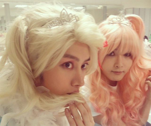 김희철, 잘 생겼는데 예쁘기까지! 김희철이 21일 인기 검색어에 등장했다. 여장을 한 김희철(왼쪽)의 사진들도 눈길을 끌고 있다. / 김희철 인스타그램 캡처