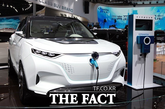 쌍용차는 이번 모터쇼에 810㎡ 규모의 전시관을 마련하고 체어맨 W, 렉스턴 W, 코란도 C, 액티언, 코란도 투리스모 등 양산차와 콘셉트카 티볼리 EVR를 비롯해 모두 7개 모델(9대)을 전시했다.