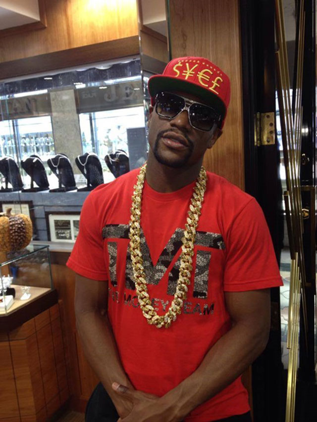 파퀴아오 천적 메이웨더, 동거녀에 주먹질. 파퀴아오 천적 메이웨더가 동거녀에 주먹질을 한 사실이 조명을 받았다./온라인 커뮤니티