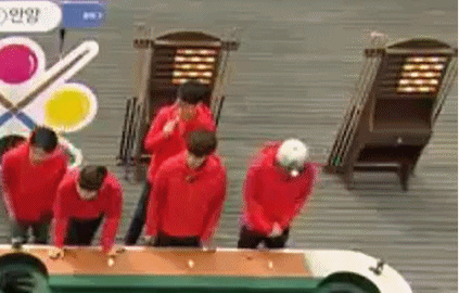 지석진이 19일 방송된 런닝맨에서 전자담배를 피는 듯 연기를 내뿜고 있다는 지적이 나왔다. /런닝맨 캡처