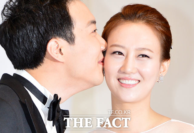 장윤정 수입. 도경완 아나운서(왼쪽)가 아내 장윤정의 수입을 언급한 내용이 눈길을 끈다. /배정한 기자