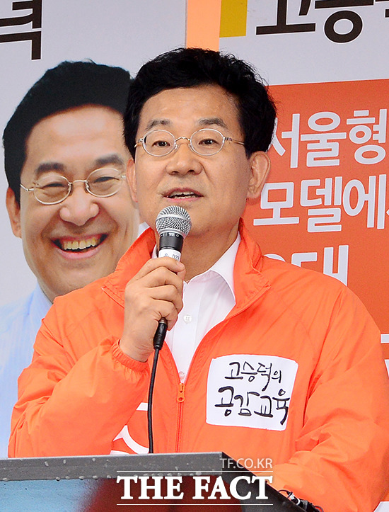 고승덕 책에 교육적 내용 없었다 고승덕이 22일 인기 검색어에 등장해 관심을 받고 있다. 고승덕이 조희연 교육감과 공판에서 한 발언도 눈길을 끌고 있다. / 더팩트 DB