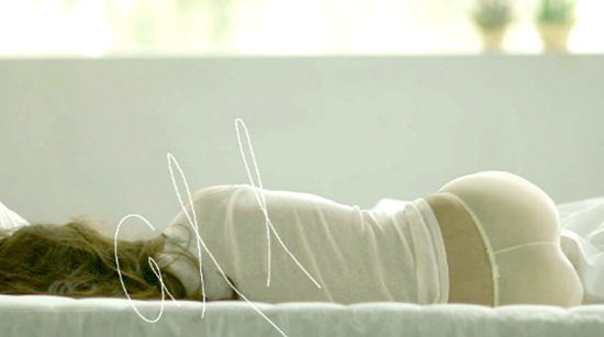 김예림, 아찔한 노출. 김예림의 과감한 노출이 담긴 뮤직비디오 영상이 관심을 받고 있다./All Right 뮤직비디오 티저영상 캡처