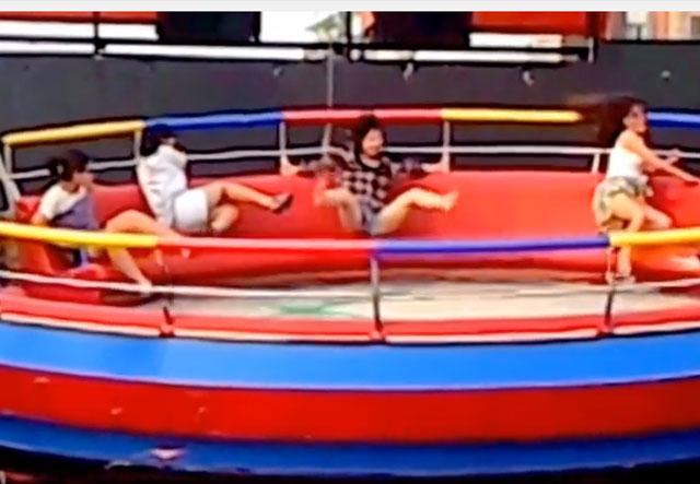 유튜브 화제의 영상. 유튜브에 여성들의 아찔한 모습이 담긴 영상이 올라와 눈길을 끈다. /유튜브 영상 캡처