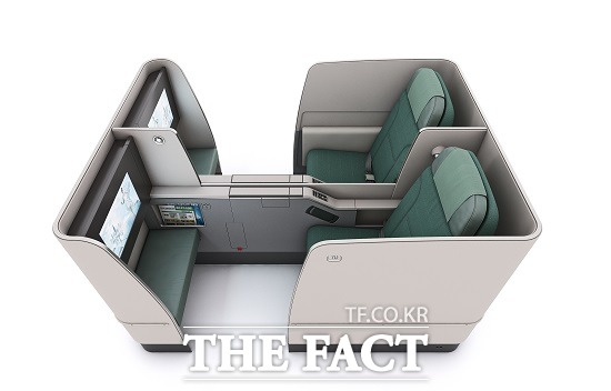 새로 도입된 프레스티지클래스의 경우 좌석 모드에서 팔을 올려놓을 수 있도록 한 팔걸이가 침대모드로 변경하면 자동으로 내려가면서 약 1.5인치의 숨어있는 공간을 창출, 좌석 모드의 폭인 21인치보다 더 넓은 22.5인치의 공간을 확보할 수 있다.