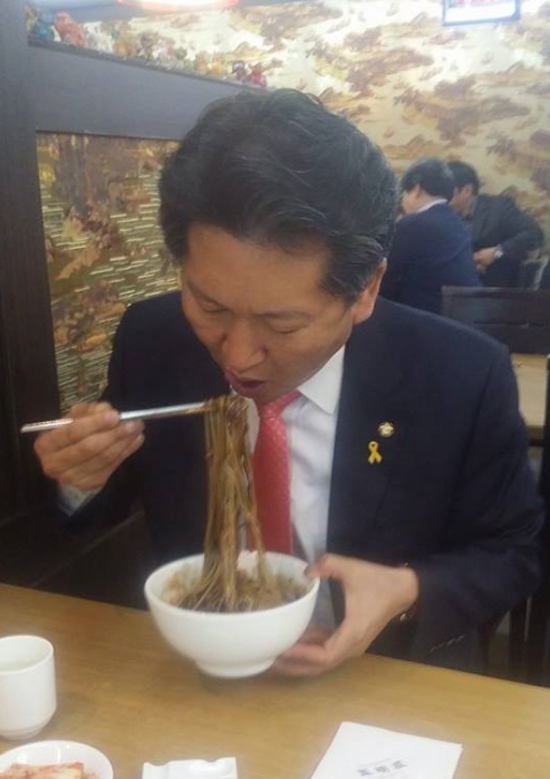 정청래, 자장면 맛있어요! 정청래 새정치민주연합 의원이 23일 인기 검색어에 등장해 관심을 받고 있다. 정청래 의원이 페이스북에 올리고 있는 식사샷도 눈길을 끌고 있다. / 정청래 페이스북 화면 캡처