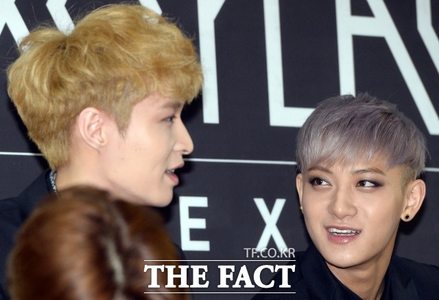 타오의 잦은 부상, 아픈 아들 가슴 쓰려 엑소 중국인 멤버 타오의 아버지가 아들의 탈퇴를 요구한 가운데 레이(왼쪽)의 중국 내 1인 기획사 설립이 이유 중 하나로 꼽혔다. /임영무 기자