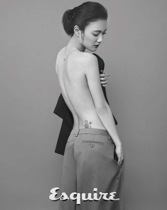 손수현 과감한 노출. 손수현이 이해준 영화감독과 열애설이 불거진 가운데 과거 파격 노출 화보가 눈길을 끈다. /에스콰이어